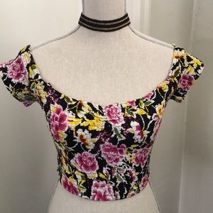 Beautiful floral fun crop top 🌺🌸